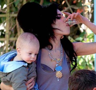 Amywinehouse_drinking